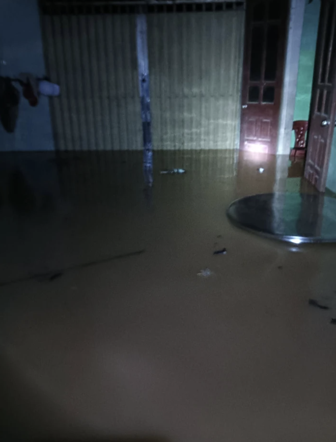 Storm Narra stalls off Vietnam northern coast, brings heavy rain to northeast- Ảnh 7.