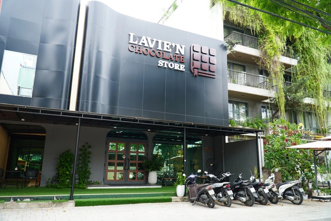 Foreign-language-only signs linger in Da Nang despite city order- Ảnh 4.