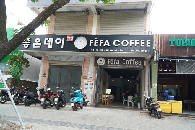 Foreign-language-only signs linger in Da Nang despite city order- Ảnh 2.