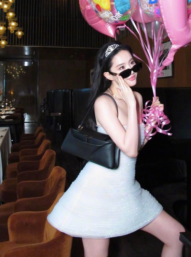Chinese actress Liu Yifei wears dress by Vietnamese designer for birthday- Ảnh 1.