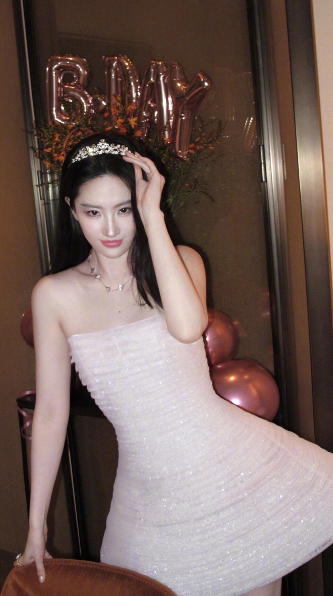 Chinese actress Liu Yifei wears dress by Vietnamese designer for birthday- Ảnh 2.