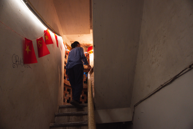 Hanoi Old Quarter café draws Western tourists with maze-like entrance - Ảnh 4.