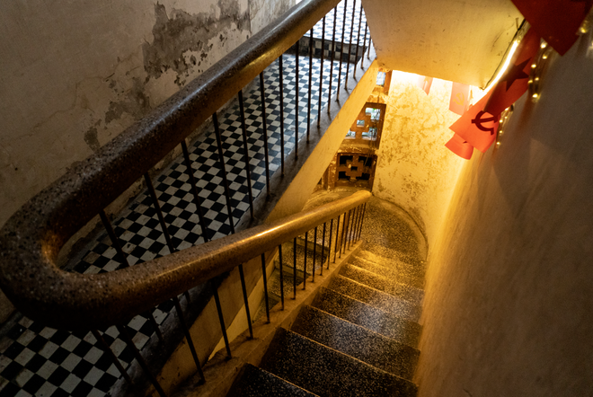Hanoi Old Quarter café draws Western tourists with maze-like entrance - Ảnh 5.