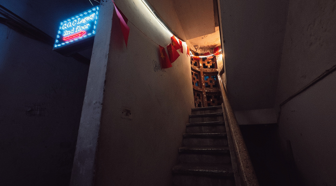 Hanoi Old Quarter café draws Western tourists with maze-like entrance - Ảnh 6.
