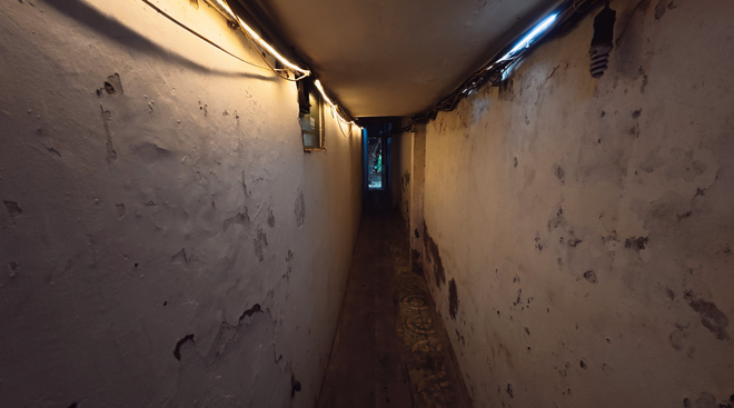 Hanoi Old Quarter café draws Western tourists with maze-like entrance - Ảnh 7.