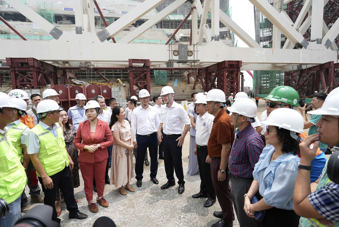 FIFA chief Infantino tours 60,000-seat stadium project as he wraps up Vietnam visit - Ảnh 2.