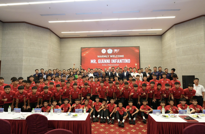 FIFA chief Infantino tours 60,000-seat stadium project as he wraps up Vietnam visit - Ảnh 5.