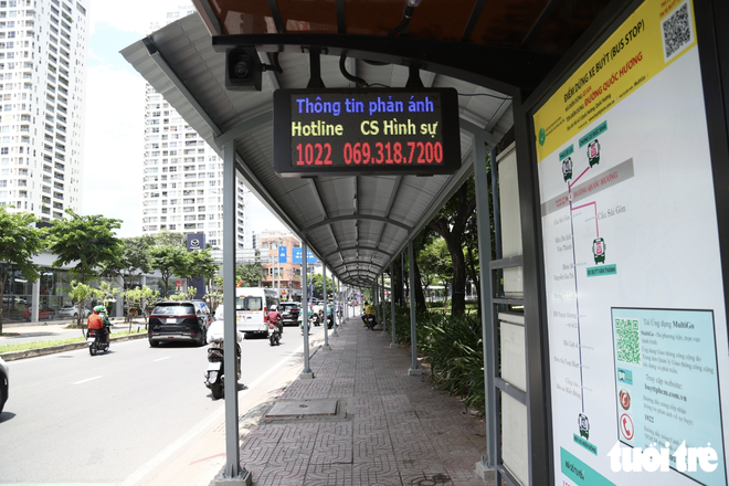 Ho Chi Minh City bus stops turn green, cooler, safer with cameras - Ảnh 3.
