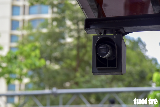 Ho Chi Minh City bus stops turn green, cooler, safer with cameras - Ảnh 4.