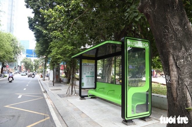 Ho Chi Minh City bus stops turn green, cooler, safer with cameras - Ảnh 5.