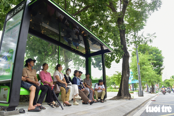 Ho Chi Minh City bus stops turn green, cooler, safer with cameras - Ảnh 6.