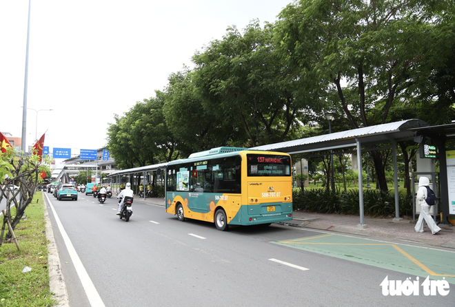Ho Chi Minh City bus stops turn green, cooler, safer with cameras - Ảnh 7.