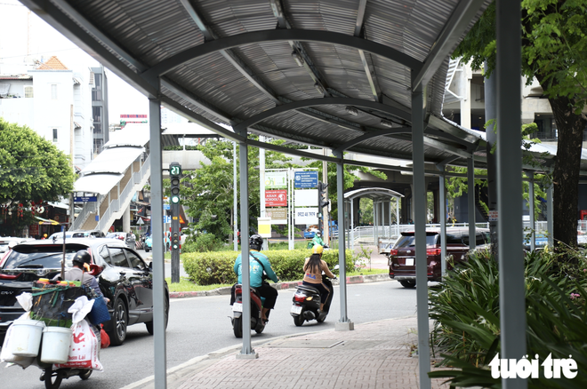 Ho Chi Minh City bus stops turn green, cooler, safer with cameras - Ảnh 8.