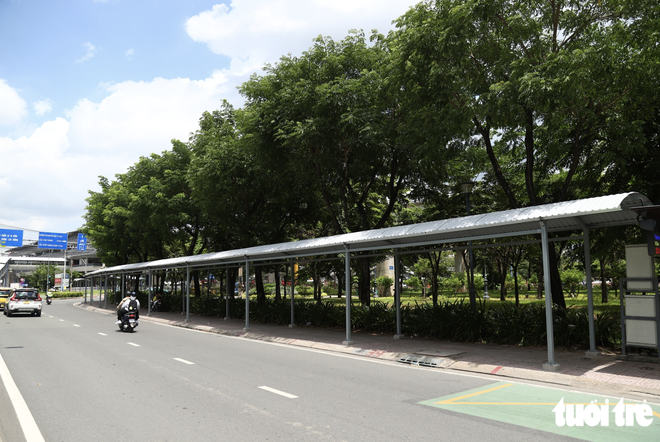 Ho Chi Minh City bus stops turn green, cooler, safer with cameras - Ảnh 9.
