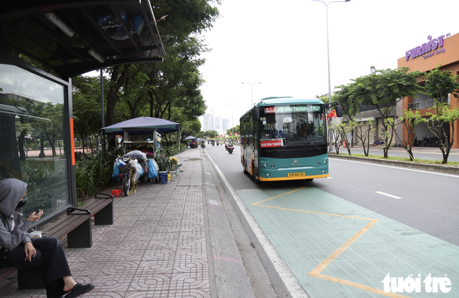 Ho Chi Minh City bus stops turn green, cooler, safer with cameras - Ảnh 10.