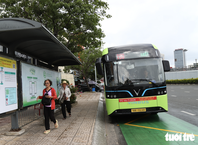 Ho Chi Minh City bus stops turn green, cooler, safer with cameras - Ảnh 11.
