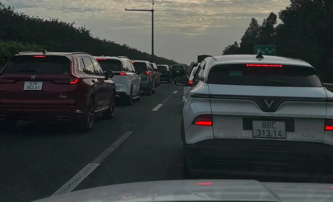 Heading out of Ho Chi Minh City? Expect heavy traffic as holiday exodus clogs eastern gateway- Ảnh 7.
