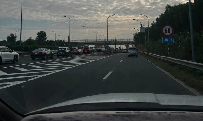 Heading out of Ho Chi Minh City? Expect heavy traffic as holiday exodus clogs eastern gateway- Ảnh 8.