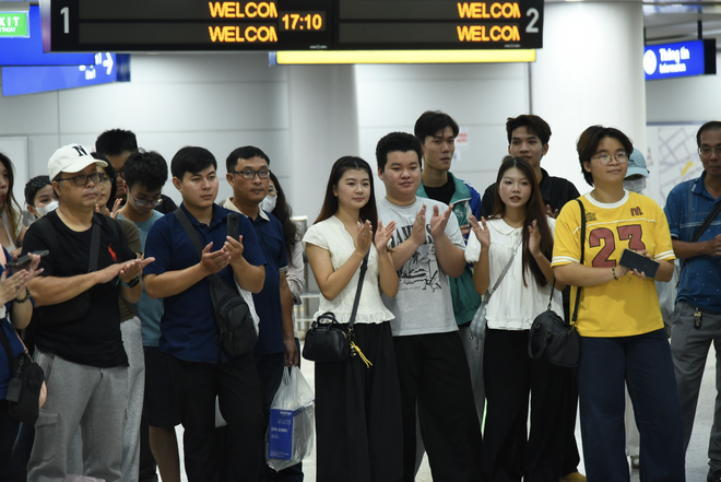 Broadway musical performances delight commuters at Ho Chi Minh City metro station- Ảnh 1.