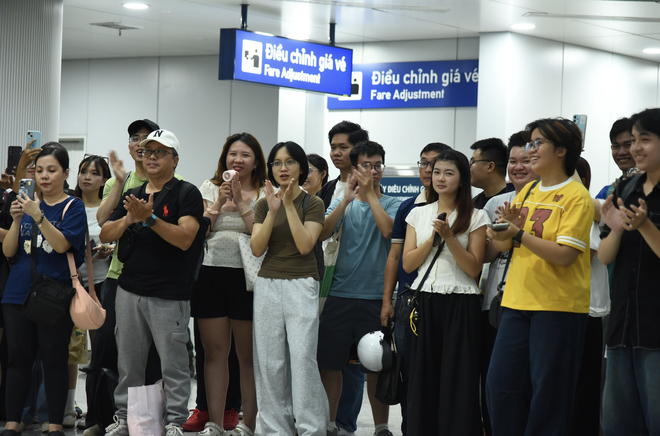 Broadway musical performances delight commuters at Ho Chi Minh City metro station- Ảnh 2.