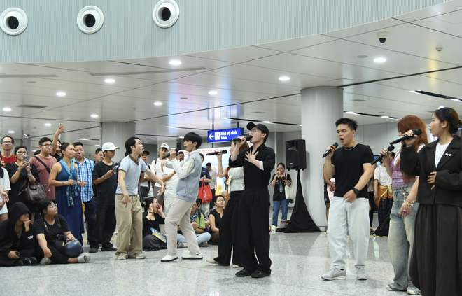 Broadway musical performances delight commuters at Ho Chi Minh City metro station- Ảnh 4.