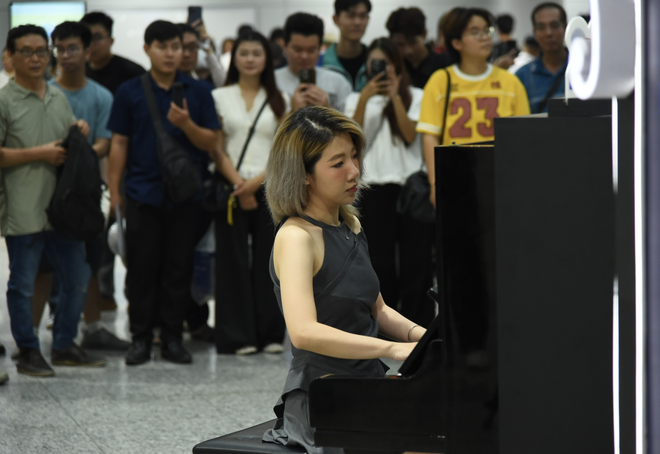Broadway musical performances delight commuters at Ho Chi Minh City metro station- Ảnh 5.