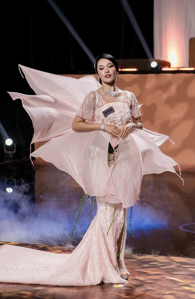 Miss World contestants showcase culture through fashion - Ảnh 10.