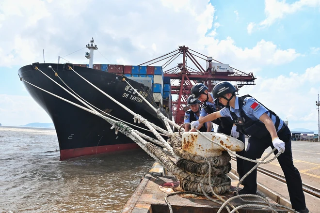 Siêu bão Dolphin áp sát, Trung Quốc khẩn trương ứng phó - Ảnh 1.
