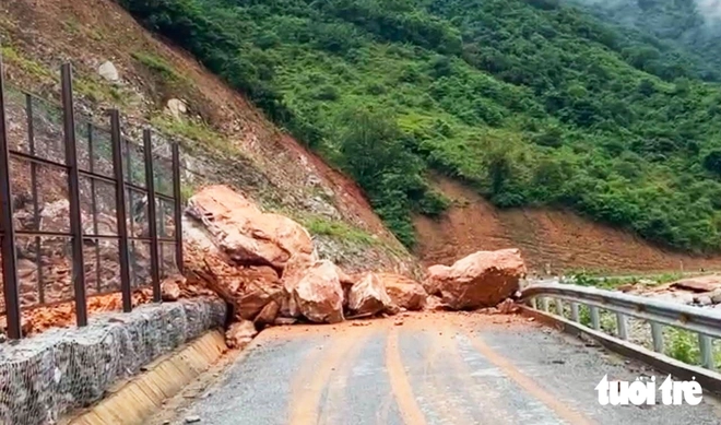 Floodwaters wash away temporary bridge, isolate over 400 households in Vietnam’s Nghe An - Ảnh 4.