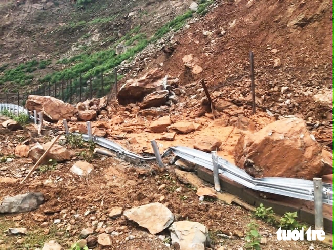 Floodwaters wash away temporary bridge, isolate over 400 households in Vietnam’s Nghe An - Ảnh 5.