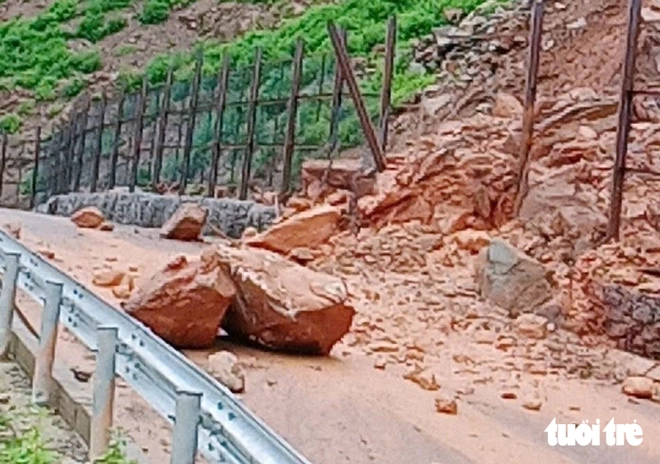 Floodwaters wash away temporary bridge, isolate over 400 households in Vietnam’s Nghe An - Ảnh 6.