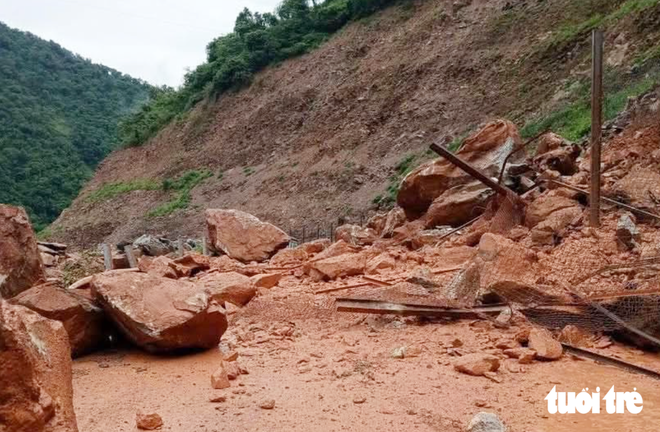 Floodwaters wash away temporary bridge, isolate over 400 households in Vietnam’s Nghe An - Ảnh 7.