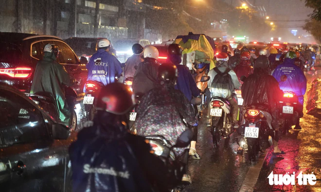 Heavy rain floods streets, disrupts evening commute in Ho Chi Minh City- Ảnh 8.