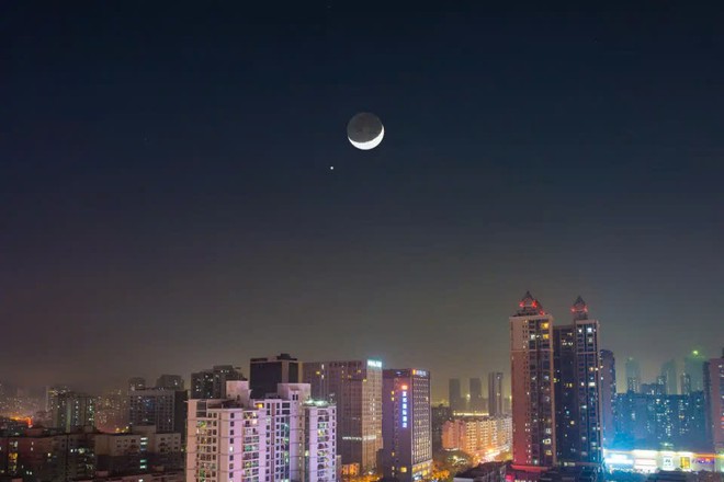 Khoảnh khắc sao Kim biến mất sau Mặt trăng trong 84 phút tại UAE - Ảnh 1.