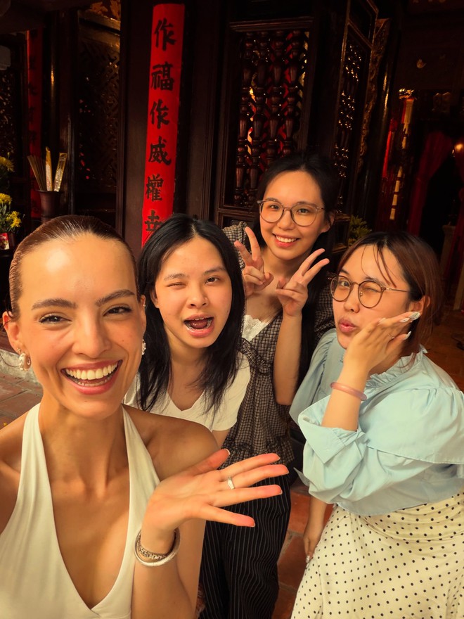 Hoa hậu thế giới 2018 bay 20 tiếng đến Việt Nam ăn bún chả, ngắm lúa chín Sa Pa - Ảnh 1.