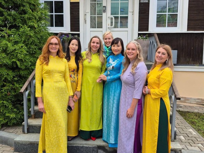 Ho Chi Minh City presents Vietnamese ‘ao dai’ to Belarusian women- Ảnh 6.