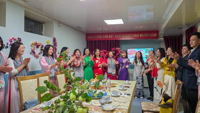 Ho Chi Minh City presents Vietnamese ‘ao dai’ to Belarusian women- Ảnh 4.