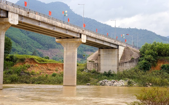 Sống trên núi mà nơm nớp lo sạt lở bờ sông, chạy lũ - Ảnh 6.