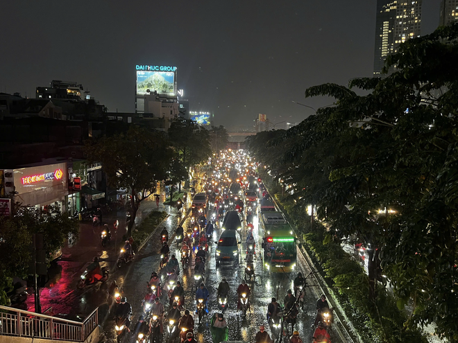 Downpours during rush hour causes severe flooding, traffic jams in Ho Chi Minh City - Ảnh 3.