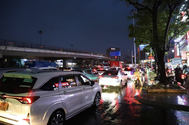 Downpours during rush hour causes severe flooding, traffic jams in Ho Chi Minh City - Ảnh 4.