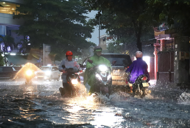Downpours during rush hour causes severe flooding, traffic jams in Ho Chi Minh City - Ảnh 8.