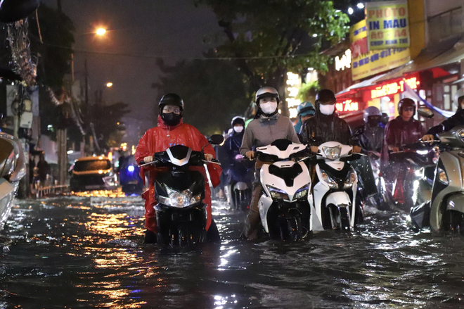 Downpours during rush hour causes severe flooding, traffic jams in Ho Chi Minh City - Ảnh 9.