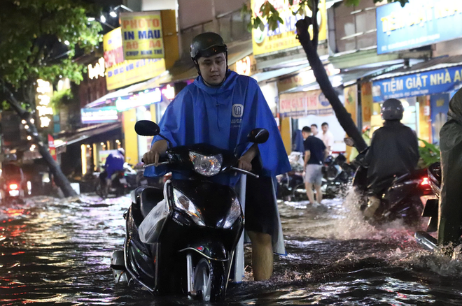 Downpours during rush hour causes severe flooding, traffic jams in Ho Chi Minh City - Ảnh 12.