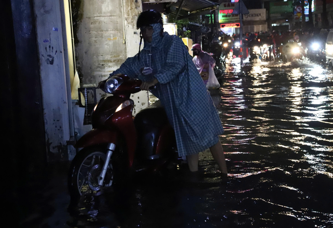 Downpours during rush hour causes severe flooding, traffic jams in Ho Chi Minh City - Ảnh 13.