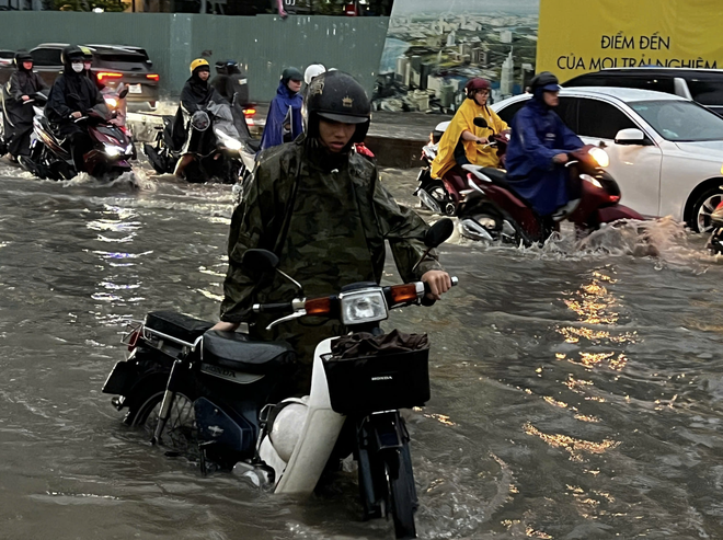 Downpours during rush hour causes severe flooding, traffic jams in Ho Chi Minh City - Ảnh 14.