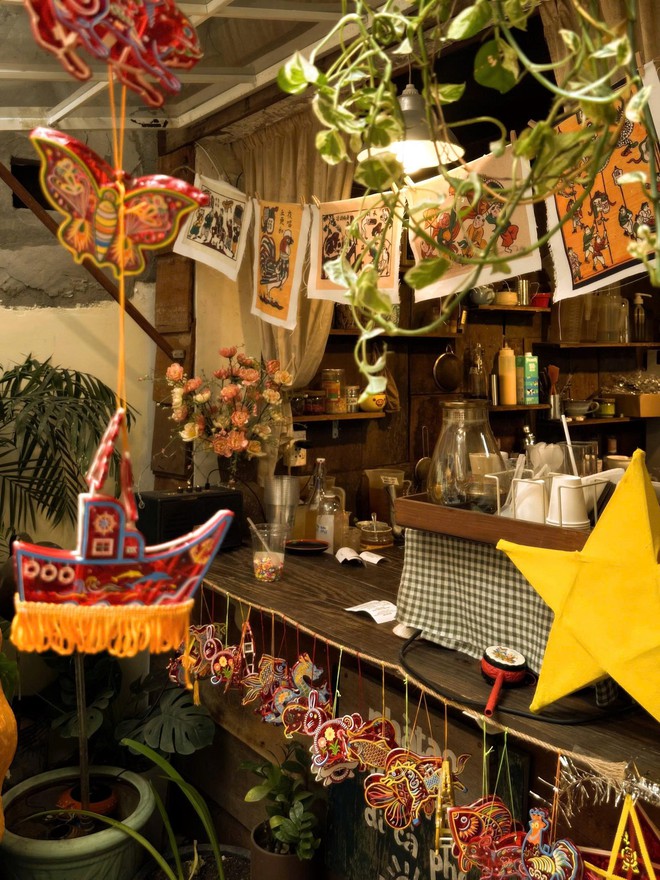 Old-school lanterns, young hands: Reviving Mid-Autumn memories in Ho Chi Minh City- Ảnh 13.
