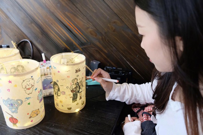 Old-school lanterns, young hands: Reviving Mid-Autumn memories in Ho Chi Minh City- Ảnh 5.