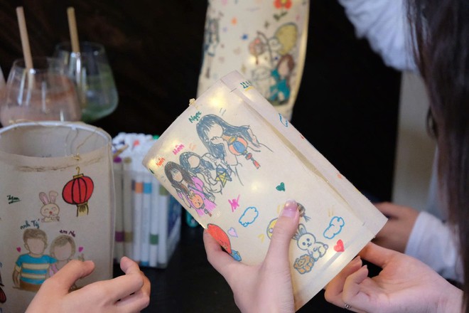 Old-school lanterns, young hands: Reviving Mid-Autumn memories in Ho Chi Minh City- Ảnh 3.
