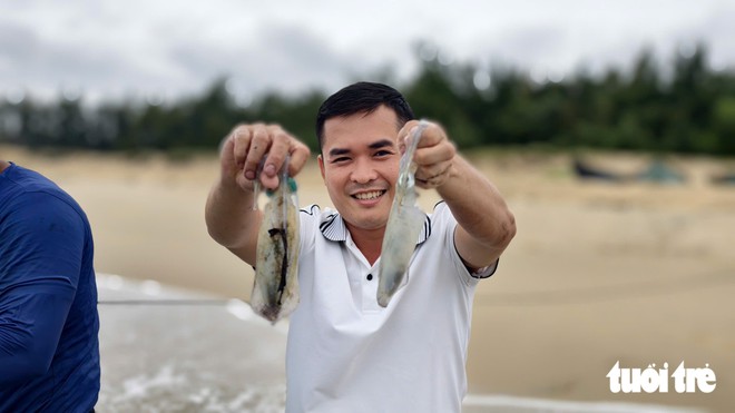 What is 'chasing squid' that earns Vietnamese fishermen millions of dong a day?- Ảnh 4.