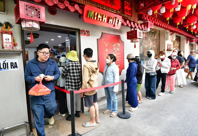 Why are customers lining up for this 3-generation Teochew pastry shop in Ho Chi Minh City?- Ảnh 2.